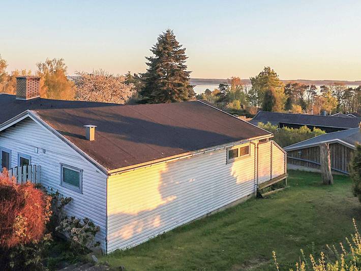 Ferieudlejning for 6 personer, med terrasse og have i Halsnæs