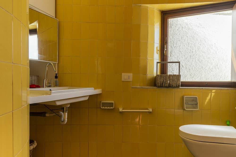 Wonderful private villa for 8 people with Wifi, A/C, hot tub, Tv, terrace and pets allowed in Santa Marinella, Rome Province