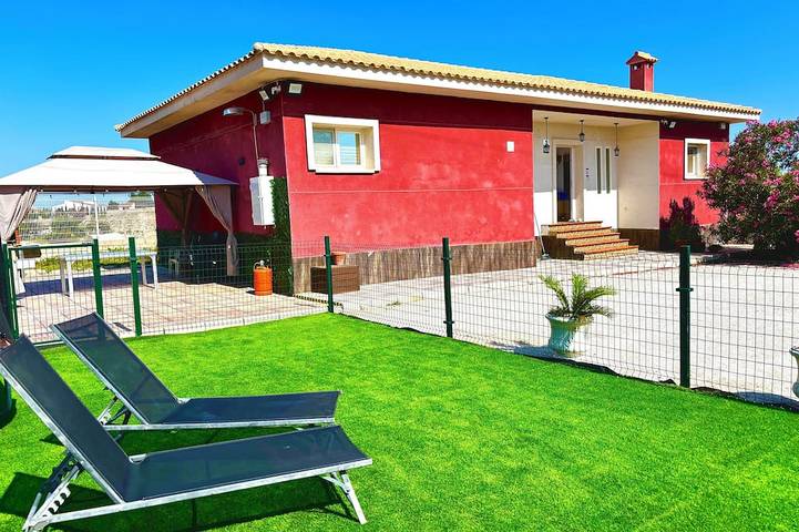 Last minute chalet for 8 people, with garden and hot tub as well as terrace, with pets in Alicante