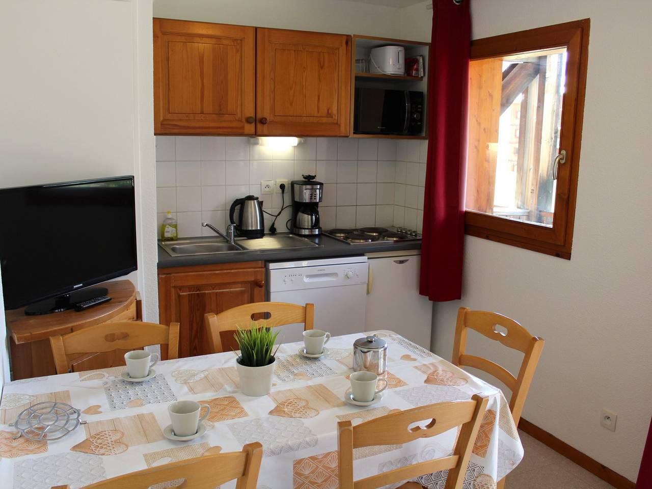 Entire apartment, Cozy apartment in Superdévoluy, 6 pers, south balcony, near slopes in Saint-Étienne-en-Dévoluy, Le Dévoluy