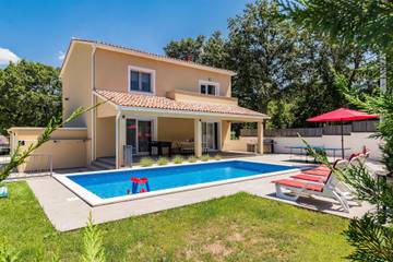 Ferienhaus für 8 Personen, mit Garten und Pool sowie Balkon, kinderfreundlich in Istrien