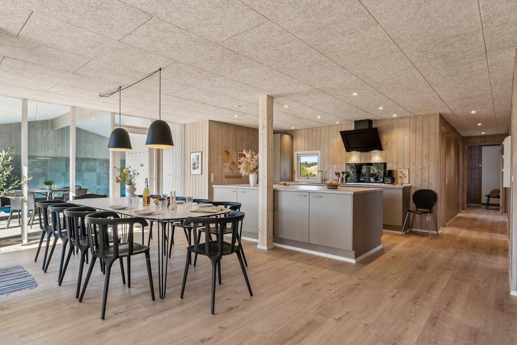 Luxuriöses, 2025 renoviertes Ferienhaus mit Pool und großem Outdoor-Spa in Nr. Lyngvig in Nørre Lyngvig, Hvide Sande