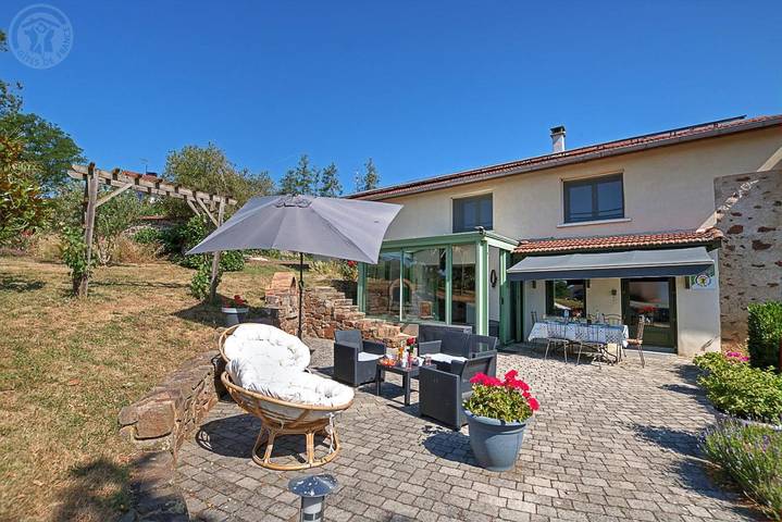 Location de vacances pour 8 personnes, avec Terrasse ainsi que Jardin et Vue à Saint-Galmier