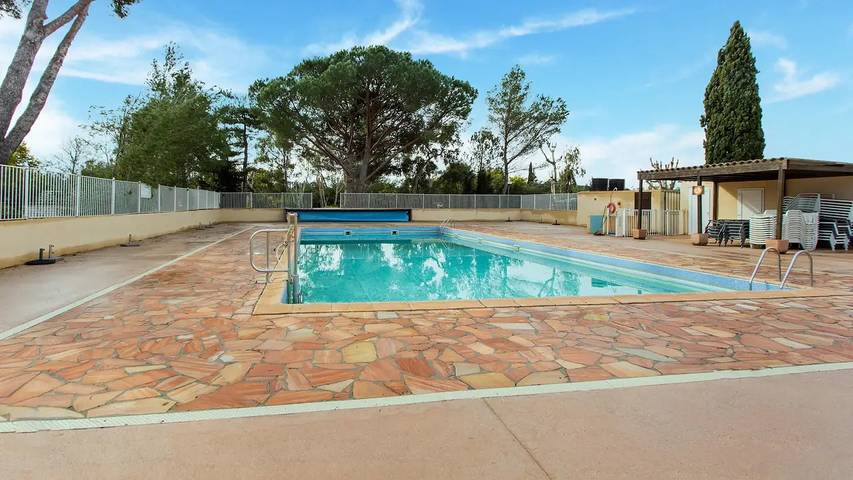 Camping car pour 7 personnes, avec jardin et piscine, animaux acceptés à La Londe-les-Maures - 2