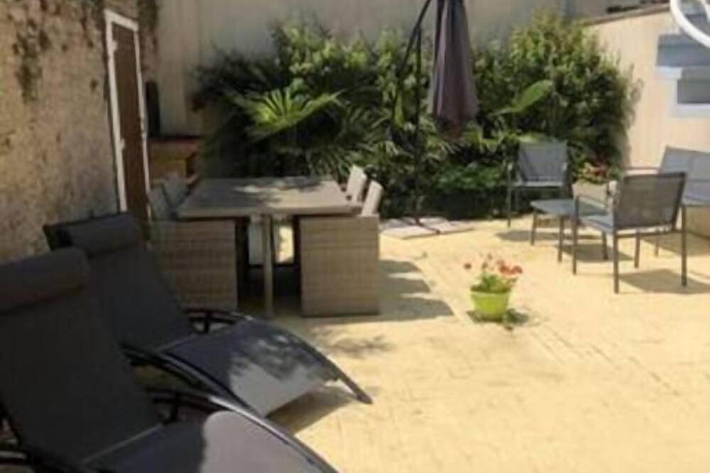 Entire apartment, Anselme, Duplex Avec Cour Commune ²proche mer in Ver-sur-Mer, Côte de Nacre