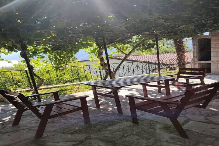 Gîte pour 4 personnes, avec Balcon dans Risan
