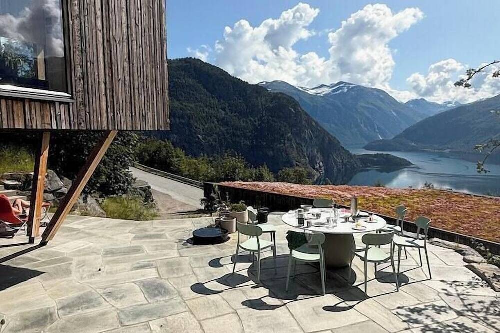 Cabane d'architecte avec vue panoramique près de Geiranger in Valldalen, Norddal