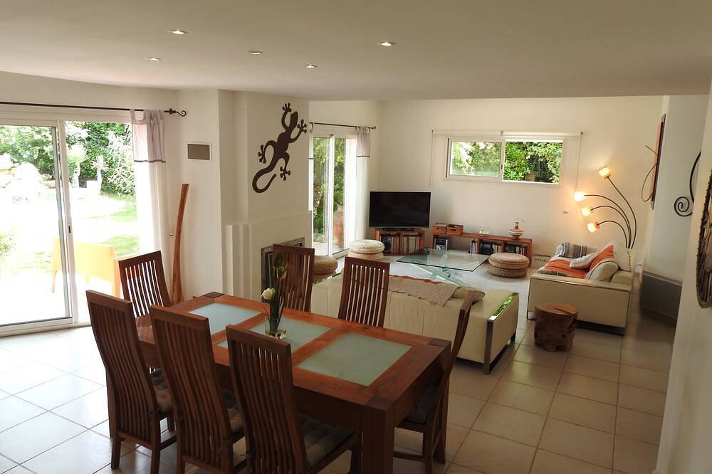 Upscale villa near Uzes, private swimming pool, enclosed grounds, Wifi. in Collias, Nimes region
