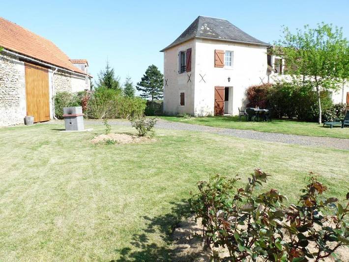 Location de vacances pour 4 personnes, avec jardin à Leigné-les-Bois