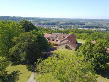 Chambre d’hôte pour 2 personnes, avec vue et bassin pour enfant ainsi que jardin et piscine, adapté aux familles à Montignac
