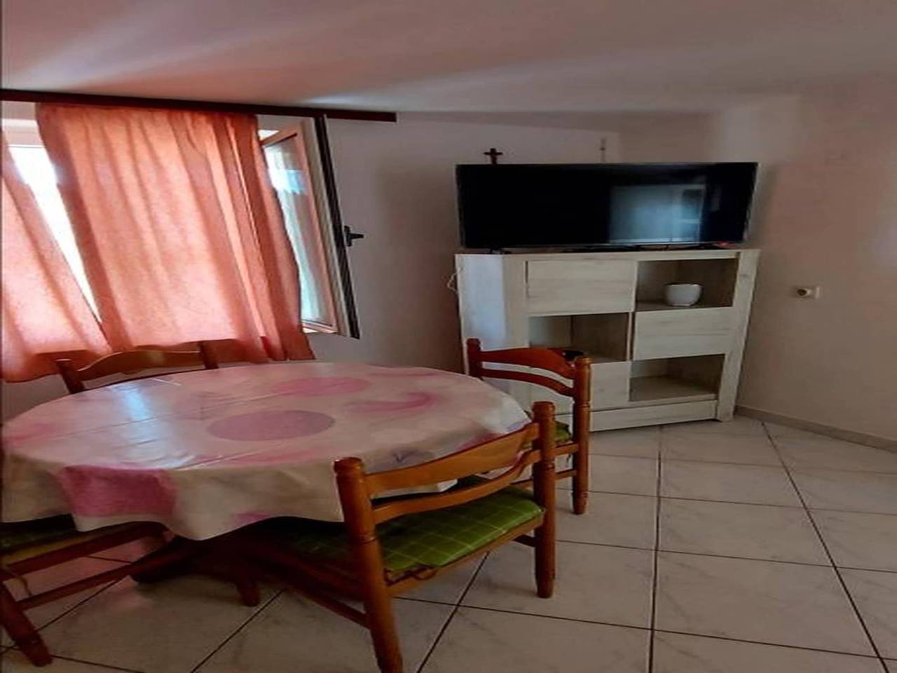 Ganze Wohnung, Ferienwohnung mit privater Terrasse in Strandnähe in Okrug Gornji, Ciovo