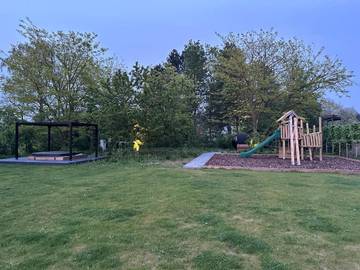 Location de vacances pour 12 personnes, avec jacuzzi et jardin ainsi que balcon et sauna à Zele