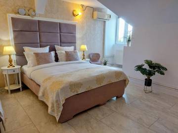 Gîte pour 2 personnes, avec vue et jardin dans Câmpina