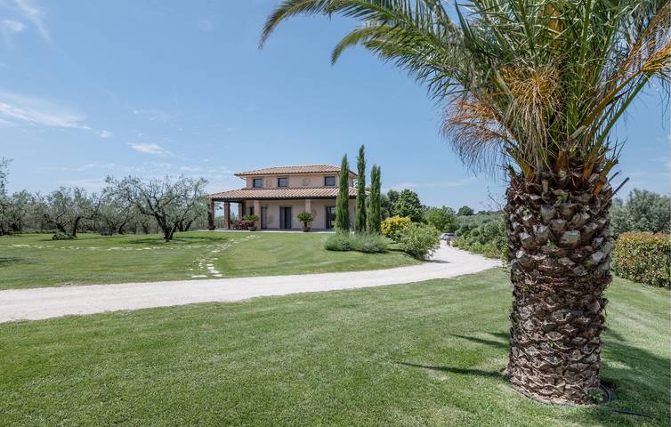 Acogedor apartamento con aparcamiento y terraza, a 900 m de Commenda in Commenda (Viterbo), Montefiascone