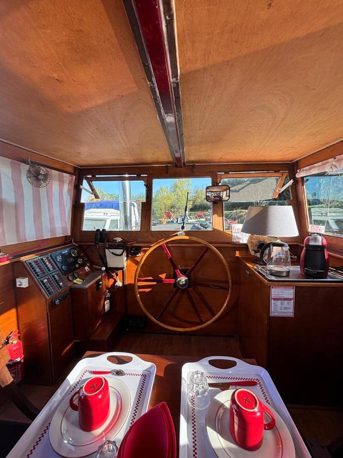Bateau pour 2 personnes, avec Terrasse ainsi que Piscine et Vue à Pont-de-Vaux