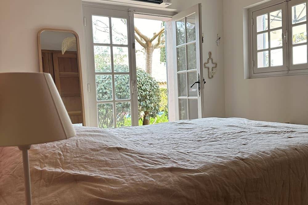 House with swimming pool in the heart of the village on the island of Porquerolles in Hyeres, Porquerolles