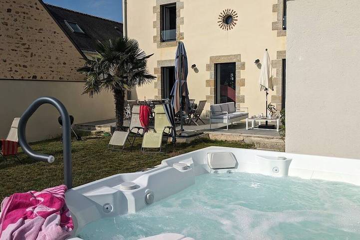 Location de vacances pour 4 personnes, avec jardin ainsi que terrasse et jacuzzi à Séné