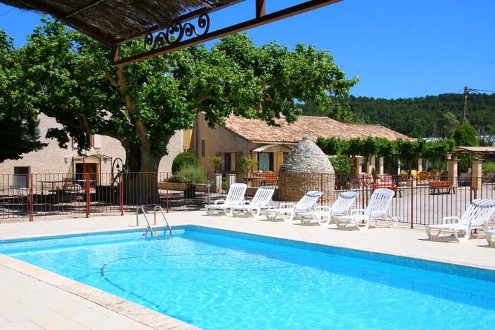Ferienwohnung für 32 Personen, mit Terrasse und Garten sowie Pool und Ausblick in Gargas