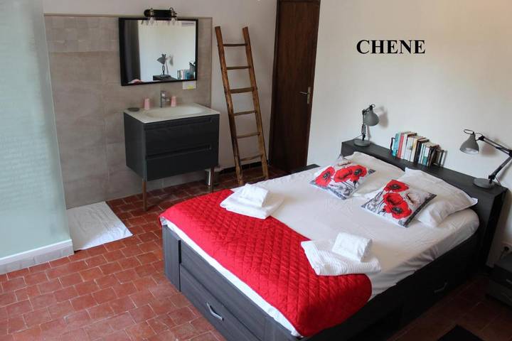 Location de vacances pour 2 personnes, avec jardin et terrasse ainsi que piscine et vue à Ansouis - 2