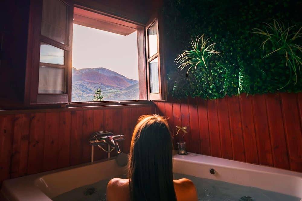Congosta, romantic cottage with private jacuzzi in the mountains in Teverga, Cordillera Cantábrica
