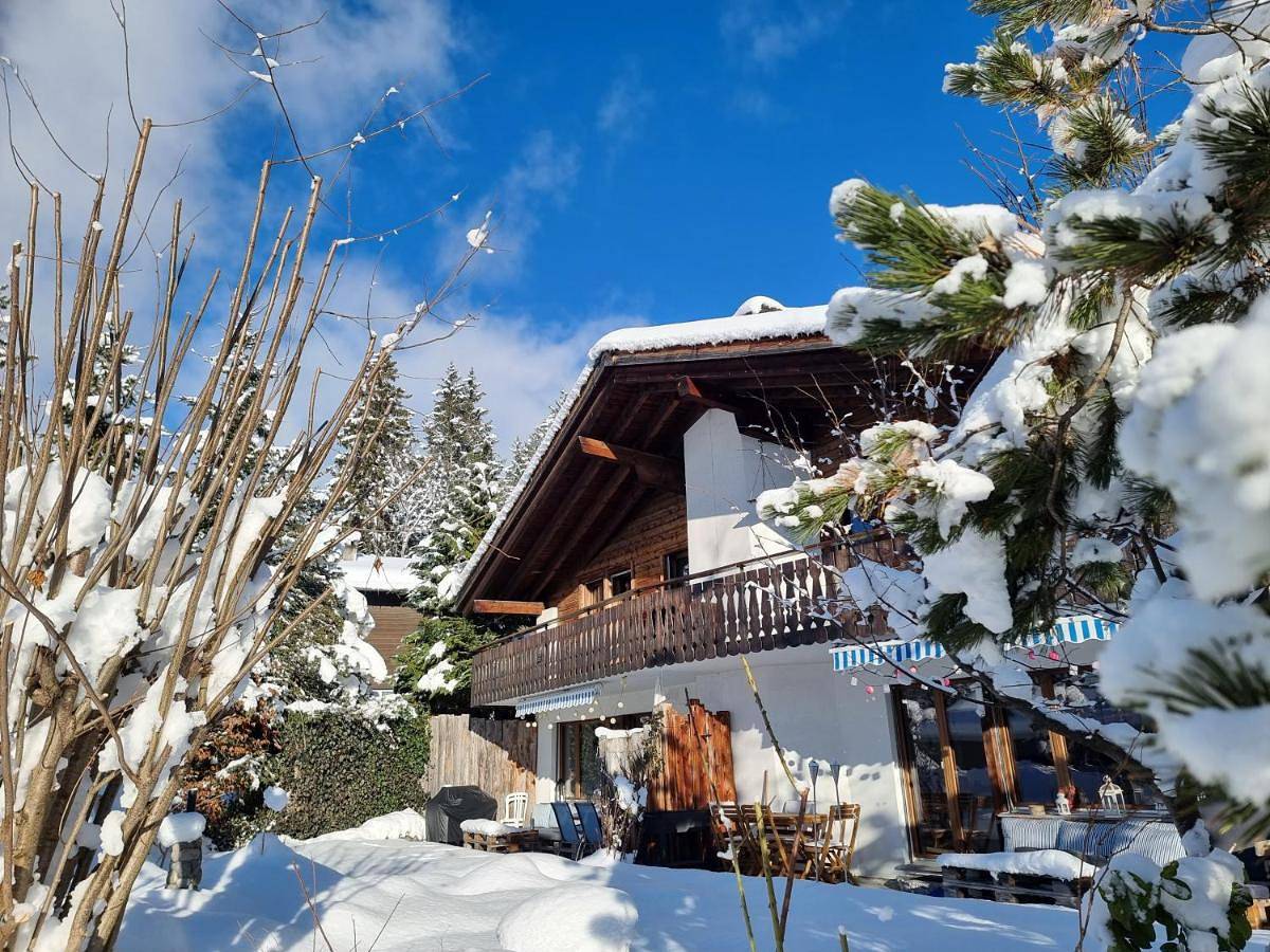 Ganze Wohnung, Half chalet with garden & balcony - 2' to Ski bus in Laax Dorf, Laax
