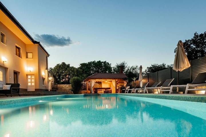Ferienhaus für 11 Personen, mit Balkon und Terrasse sowie Garten und Pool in Runović (Split-Dalmatien)