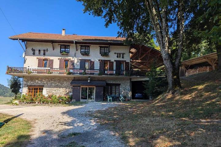 Gîte pour 10 personnes à Pommiers-la-Placette