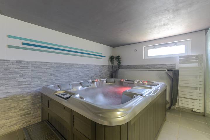 Villa 'De La Douloustre' avec vue sur les montagnes, Wi-Fi et climatisation in Montgaillard (Hautes-Pyrénées), Hautes-Pyrénées