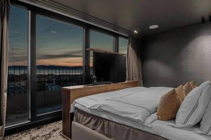 Entire apartment, Exclusive fjord views from a modern penthouse apartment with a terrace and free parking in Trondheim
