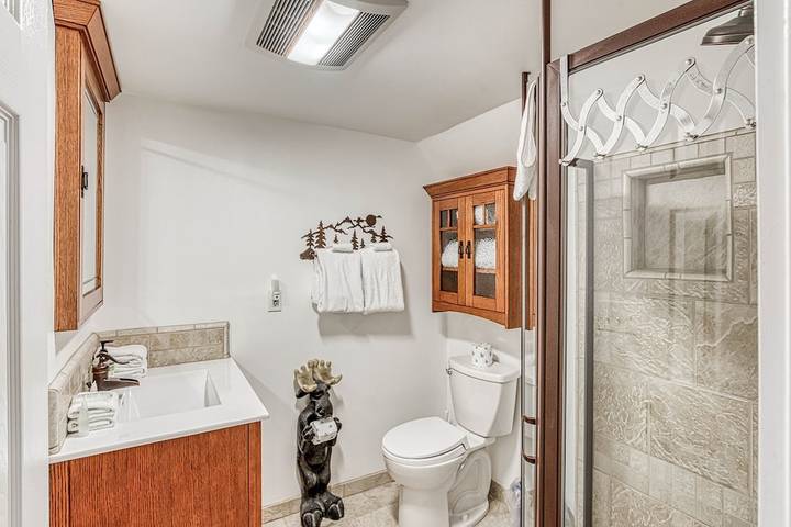 Log cabin for 7 people, with balcony and hot tub in Shaver Lake