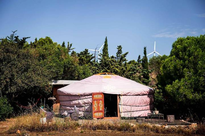 Yurt facing the ocean, surrounded by nature in Fitou, Mittelmeerküste (Frankreich)
