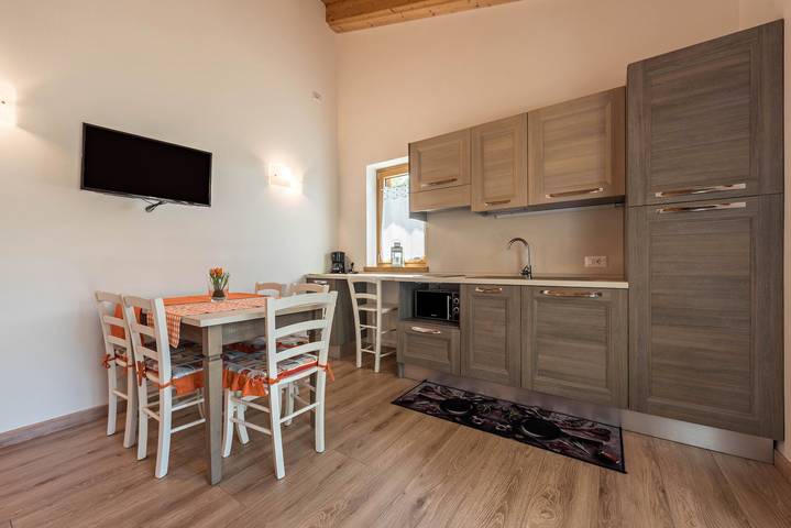 Entire apartment, Apartment "Nonno Bigi Tulipano" with Mountain View, Wi-Fi, Balcony & Garden in Tremosine, Garda Mountains