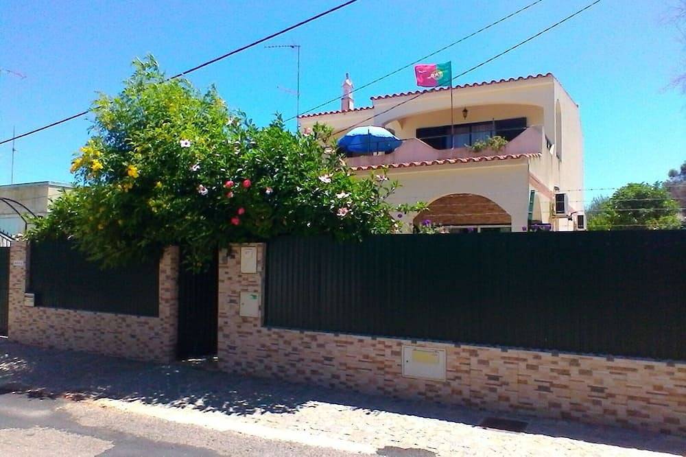 Hübsche Villa Für 8 Personen Mit Picine Und Privatem Garten 3Km Strände in Moncarapacho, Parque Natural da Ria Formosa