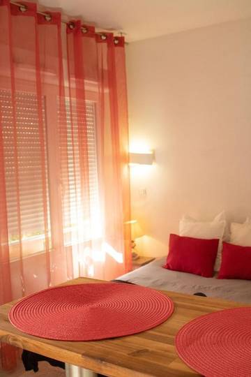 Gîte pour 2 personnes, avec vue et piscine à Juvignac