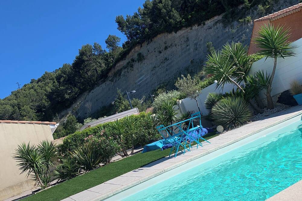 Modern air-conditioned villa in a quiet location with swimming pool between Cassis and La Ciotat in Roquefort-la-Bédoule, Marseille region