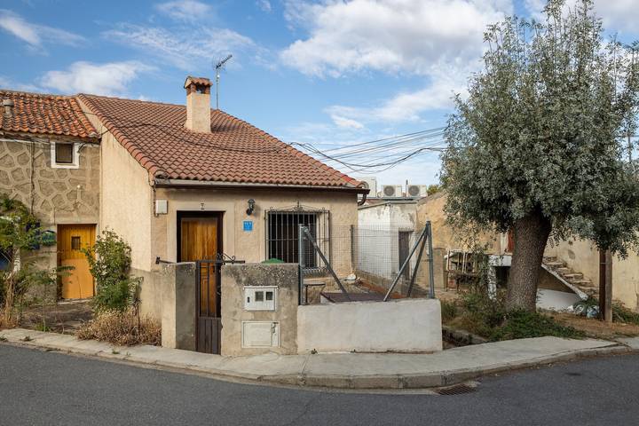 Holiday Home 'De Los Abuelos' with Mountain Views, Private Terrace and Wi-Fi in Ortigosa del Monte, Segovia Province