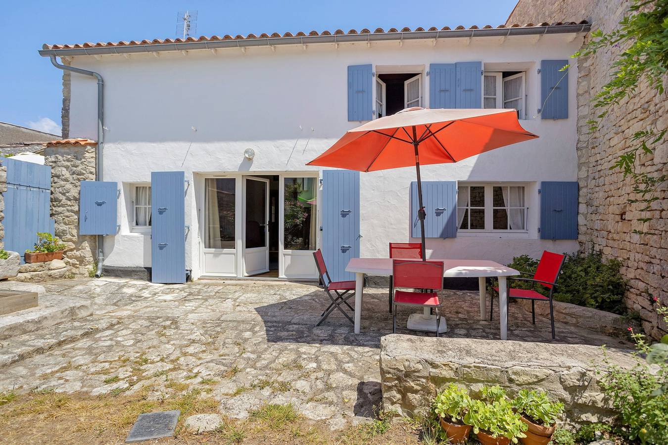 « Maison De Pays Églantine » avec terrasse, jardin privés et Wi-Fi in Sainte-Marie-de-Ré, Île de Ré