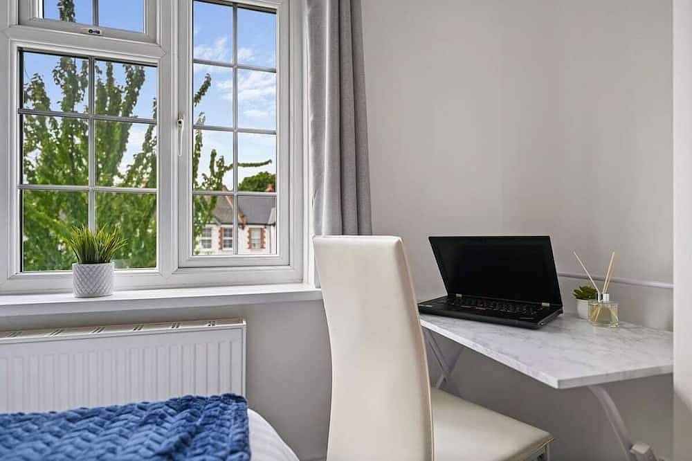 Entire apartment, Guest Homes | Rosebank Gardens in Ealing, London