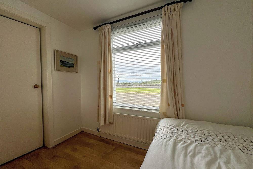 Serene cottage with gorgeous sea and mountain views. in County Sligo