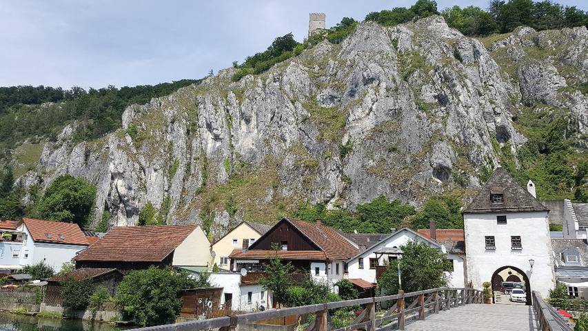 Ganze Wohnung, Ferienwohnung Schäffer - Ferienwohnung mit Klimaanlage und Freisitz im Garten in Essing, Altmühltal