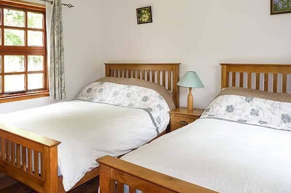 Hawthorn Farm Cottage, family friendly in Curry, County Sligo in County Sligo