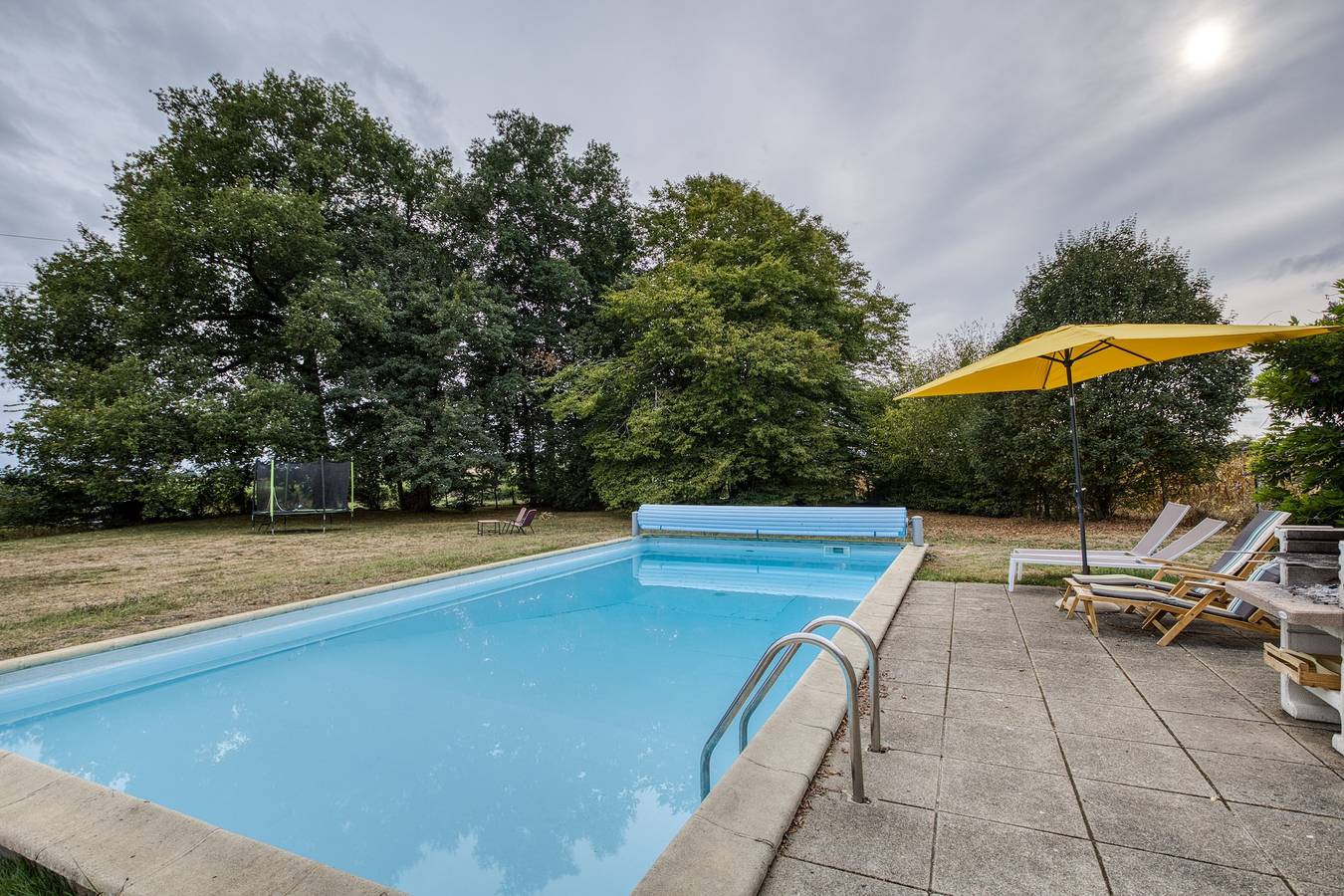 Casa de Vacaciones 'La Musardière' con Piscina Privada, Terraza Privada y Wi-Fi in Champagnolles, Región de Jonzac
