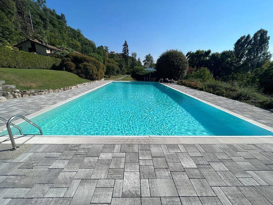Casa fronte lago con piscina in Comune di Angera, Lago Maggiore (Lombardia)