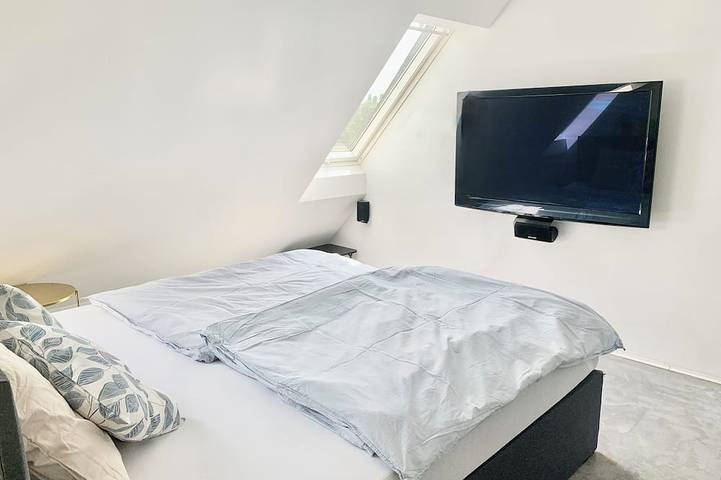 Ganze Wohnung, Schöne Dachgeschoss-Maisonette Wohnung modern eingerichtet und top Infrastruktur in München Moosach, München