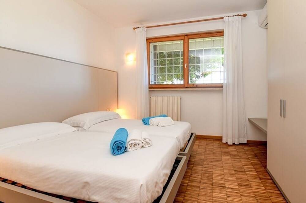Casa Raffaella: Waterfront private villa, private Pool, near town and lake in Moniga del Garda, Gardasee-Berge