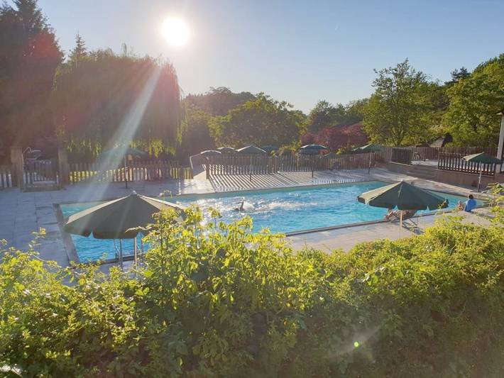 Camping pour 5 personnes, avec Terrasse et Jardin ainsi que Bassin pour enfant et Piscine à Sarlat-la-Canéda