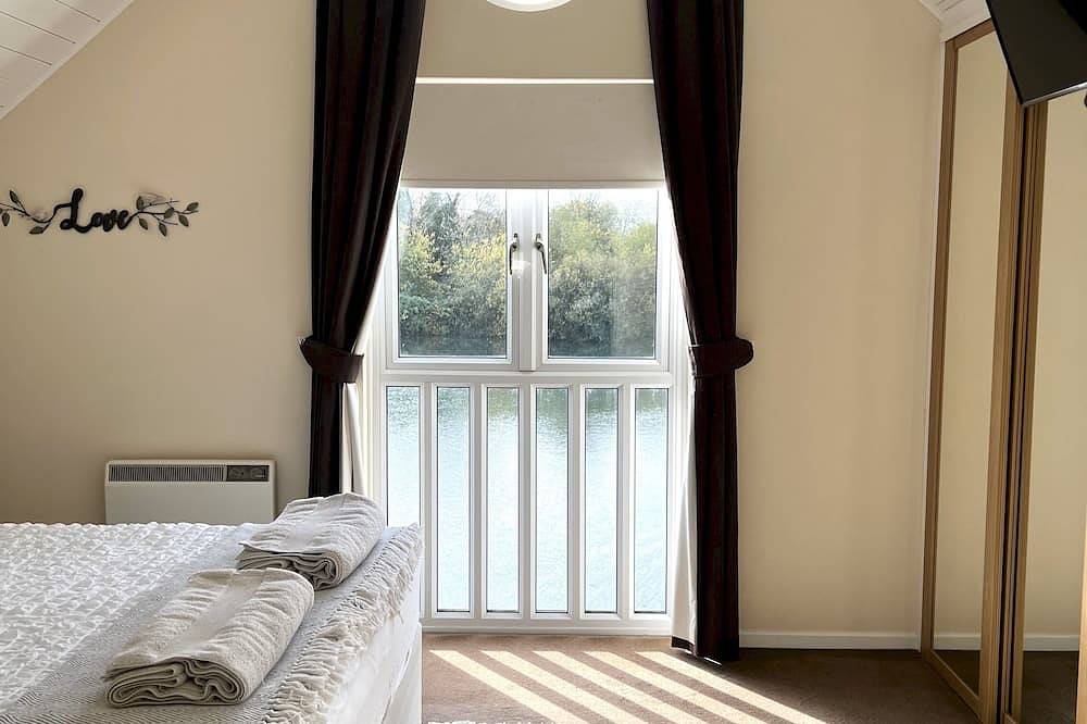 Pet-Friendly Waterside Lodge - Cotswold Water Park in Gloucestershire