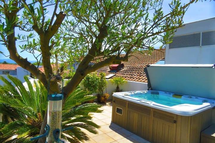 Location de vacances pour 6 personnes, avec jacuzzi et terrasse à Bayonne