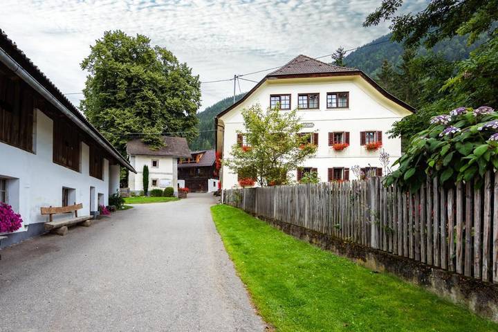 Ferienwohnung für 3 Personen, mit Terrasse und Garten sowie Pool und Sauna in Gmünd in Kärnten