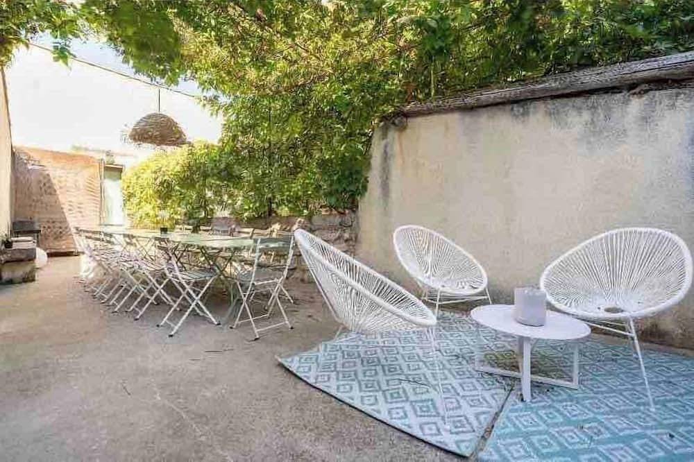 Maison Cosy Lodge, 15 p, clim, wifi, cour, garage in Montfrin, Region de Nimes